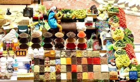 這是7月3日在塔吉克斯坦首都杜尚別拍攝的大巴扎內(nèi)景。新華社記者 姚大偉 攝