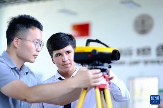 6月14日，在塔吉克斯坦首都杜尚別的魯班工坊，來自天津城市建設(shè)管理職業(yè)技術(shù)學(xué)院的老師（左）指導(dǎo)學(xué)生。新華社記者 鄭開君 攝