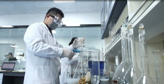 中國科學(xué)院贛江創(chuàng)新研究院科研人員在做實(shí)驗。