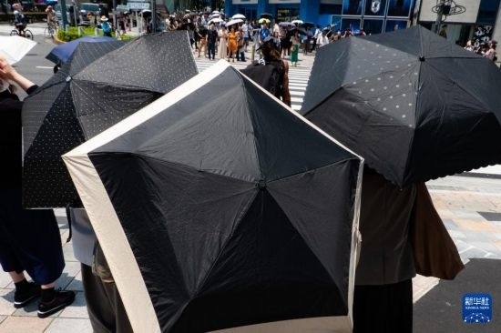 7月4日，人們在日本東京原宿的街道上等待紅綠燈。新華社記者 張笑宇 攝