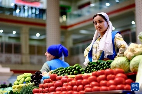 這是6月13日在塔吉克斯坦首都杜尚別大巴扎內(nèi)拍攝的營業(yè)者。新華社記者 鄭開君 攝