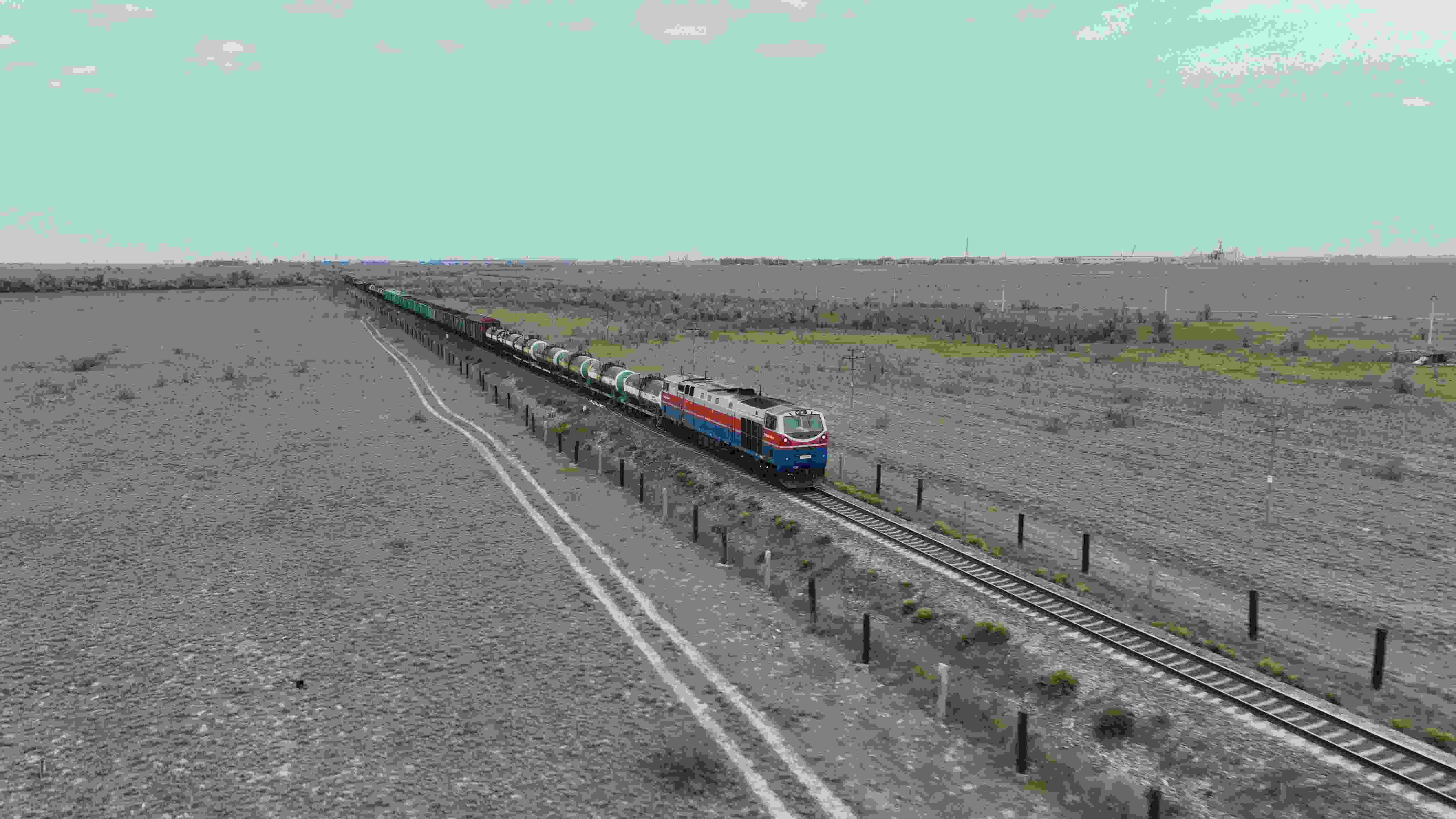 △ 2023年5月12日，在哈薩克斯坦阿拉木圖附近，貨運(yùn)列車馳騁于阿拉木圖與中國(guó)霍爾果斯間（無人機(jī)照片）。