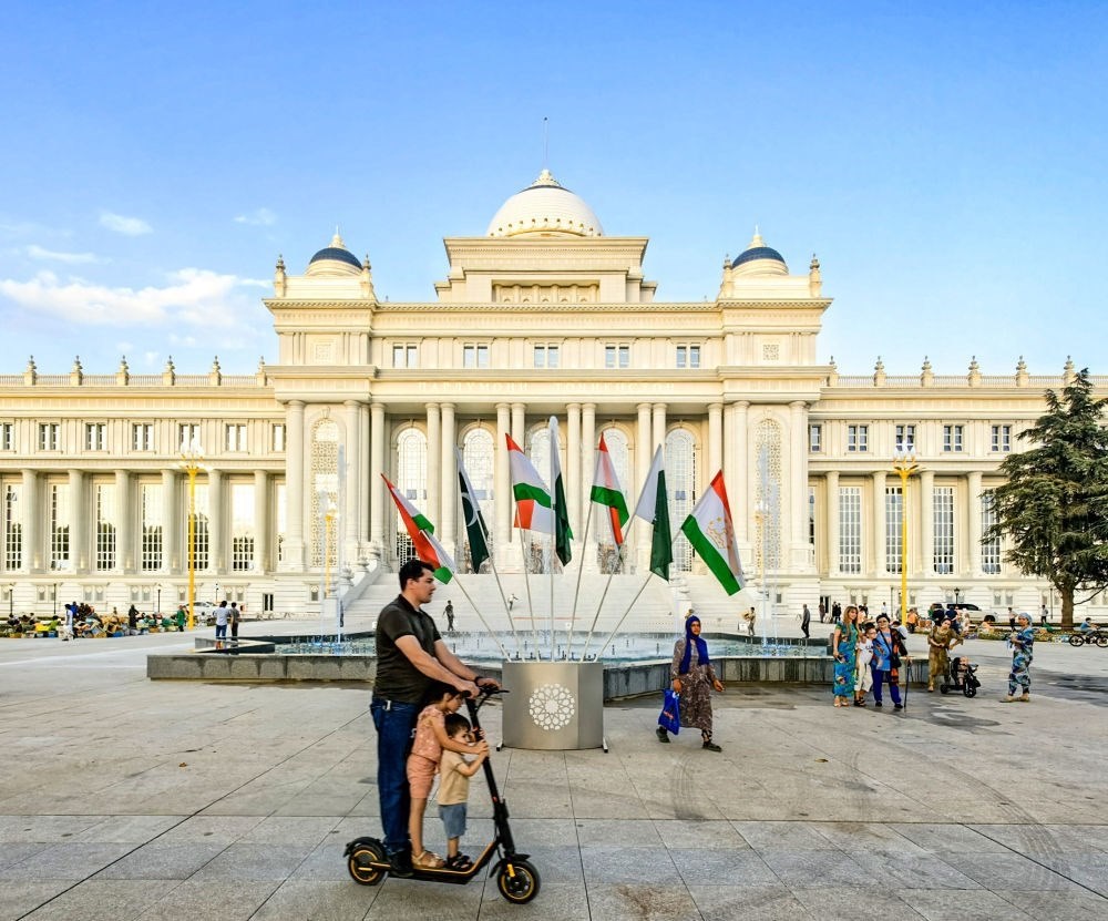 2024年7月1日，人們在塔吉克斯坦議會大樓前的廣場上休閑。