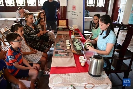 7月4日，在馬耳他桑塔露琪亞市的中國古典園林“靜園”，人們欣賞中國茶藝表演。新華社發(fā)（喬納森·博格 攝）