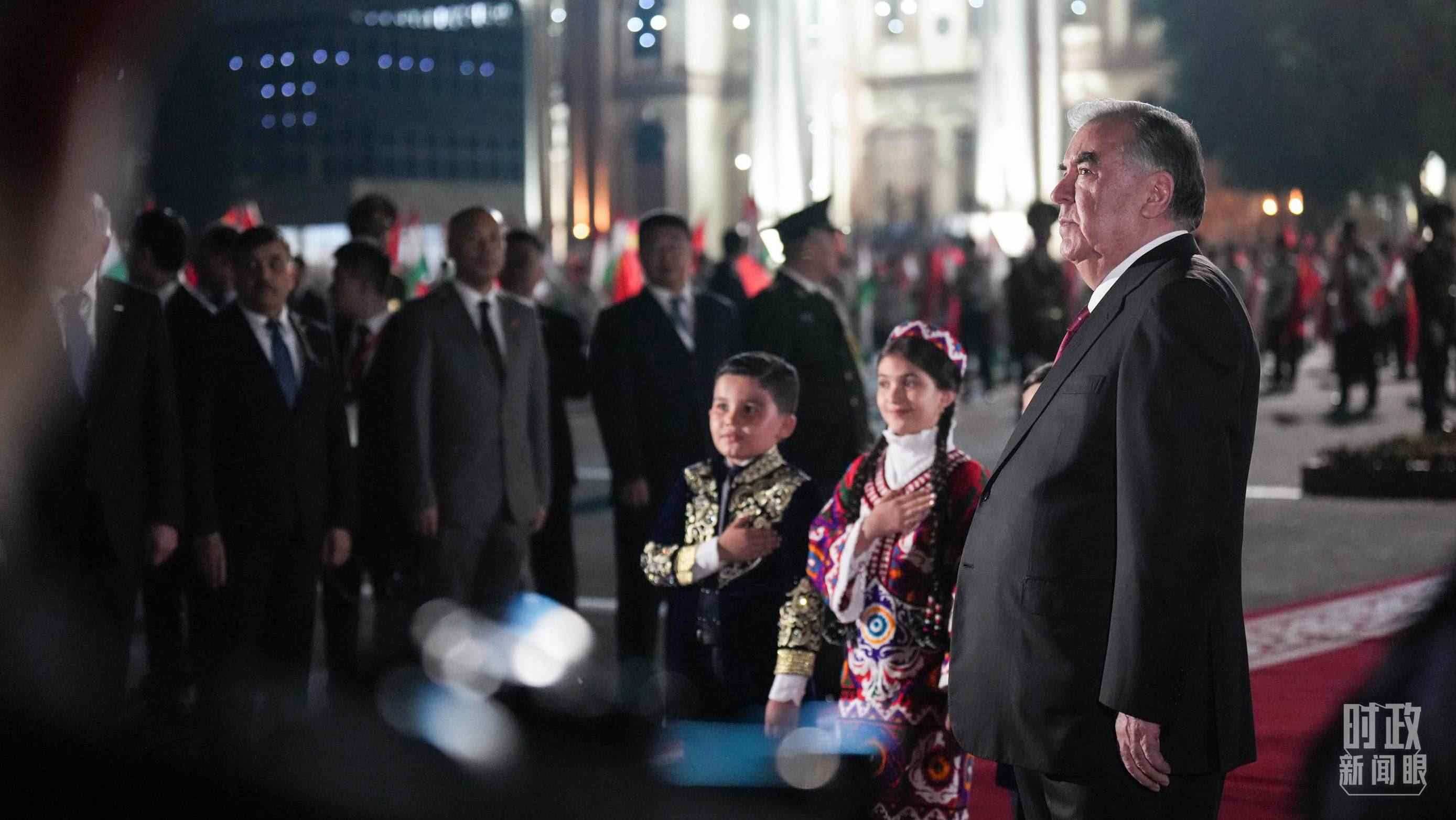 △拉赫蒙總統(tǒng)在機場迎接習主席。（總臺記者李晉拍攝）