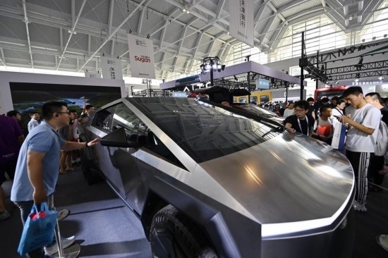 在天津舉行的2024世界智能產(chǎn)業(yè)博覽會上，觀眾在特斯拉展臺參觀（6月22日攝）。新華社記者 李然 攝