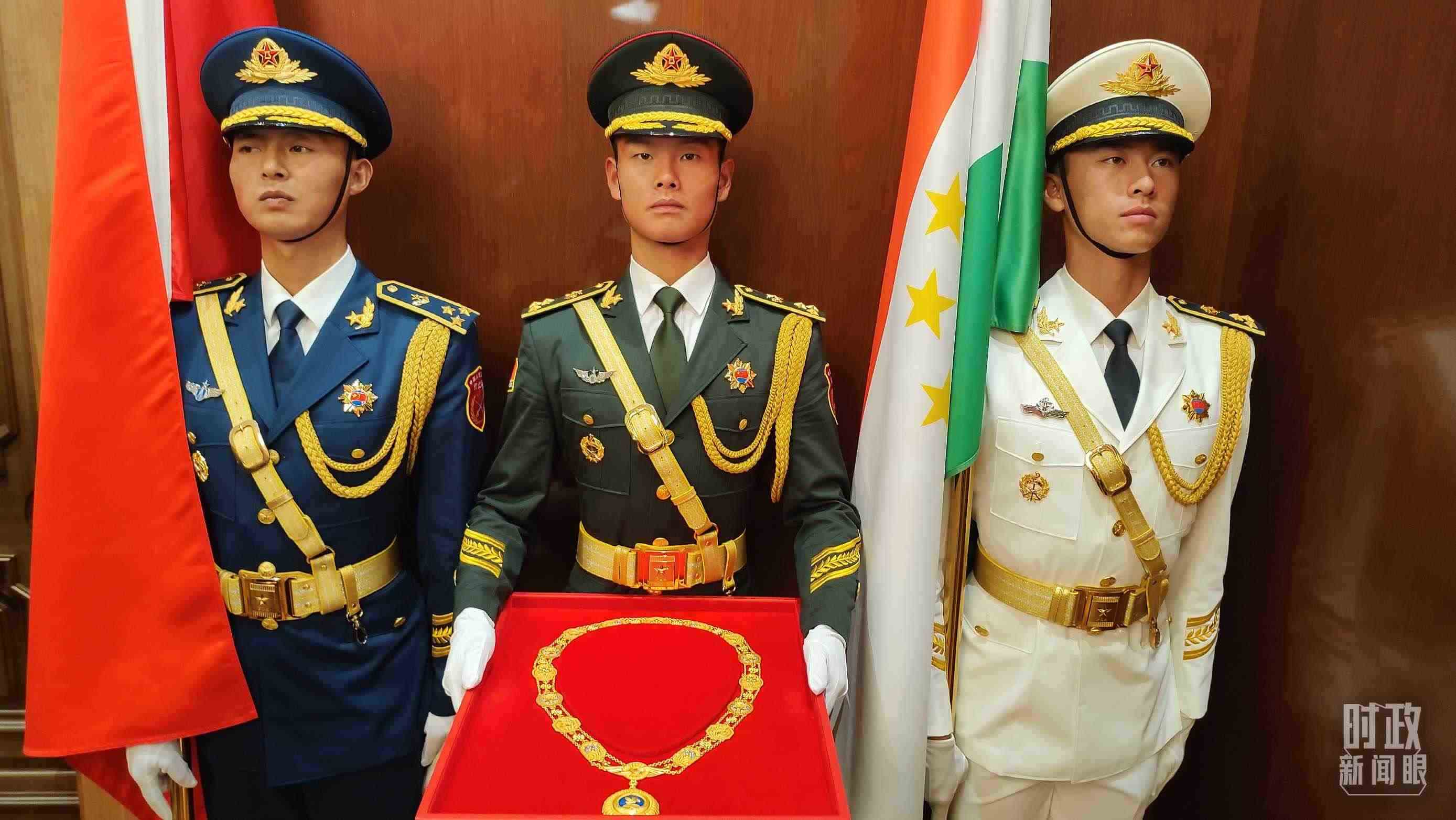 △中方儀仗兵護送“友誼勛章”入場。（總臺央視記者薛冠南拍攝）