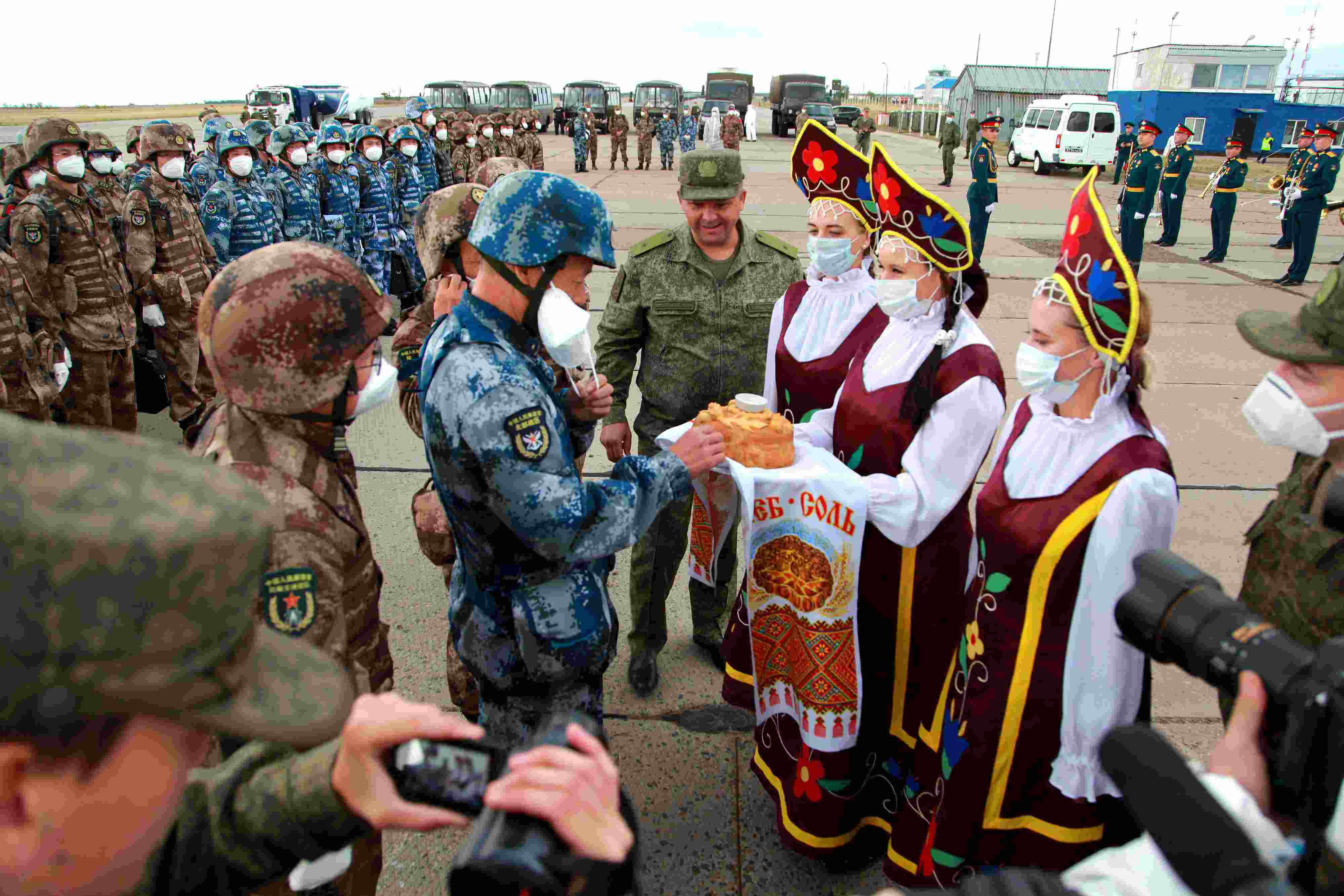 當(dāng)?shù)貢r間2021年9月10日，跨境參加“和平使命-2021”上海合作組織成員國聯(lián)合反恐軍演的中方部隊導(dǎo)演部抵達俄羅斯奧倫堡“東古茲”靶場演習(xí)地域。圖為俄方人員為中方人員舉行歡迎儀式。