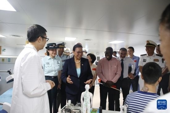 7月5日，塞舌爾衛(wèi)生部長維多在中國海軍“和平方舟”號醫(yī)院船上參觀中醫(yī)診室。新華社發(fā)（劉志磊 攝）