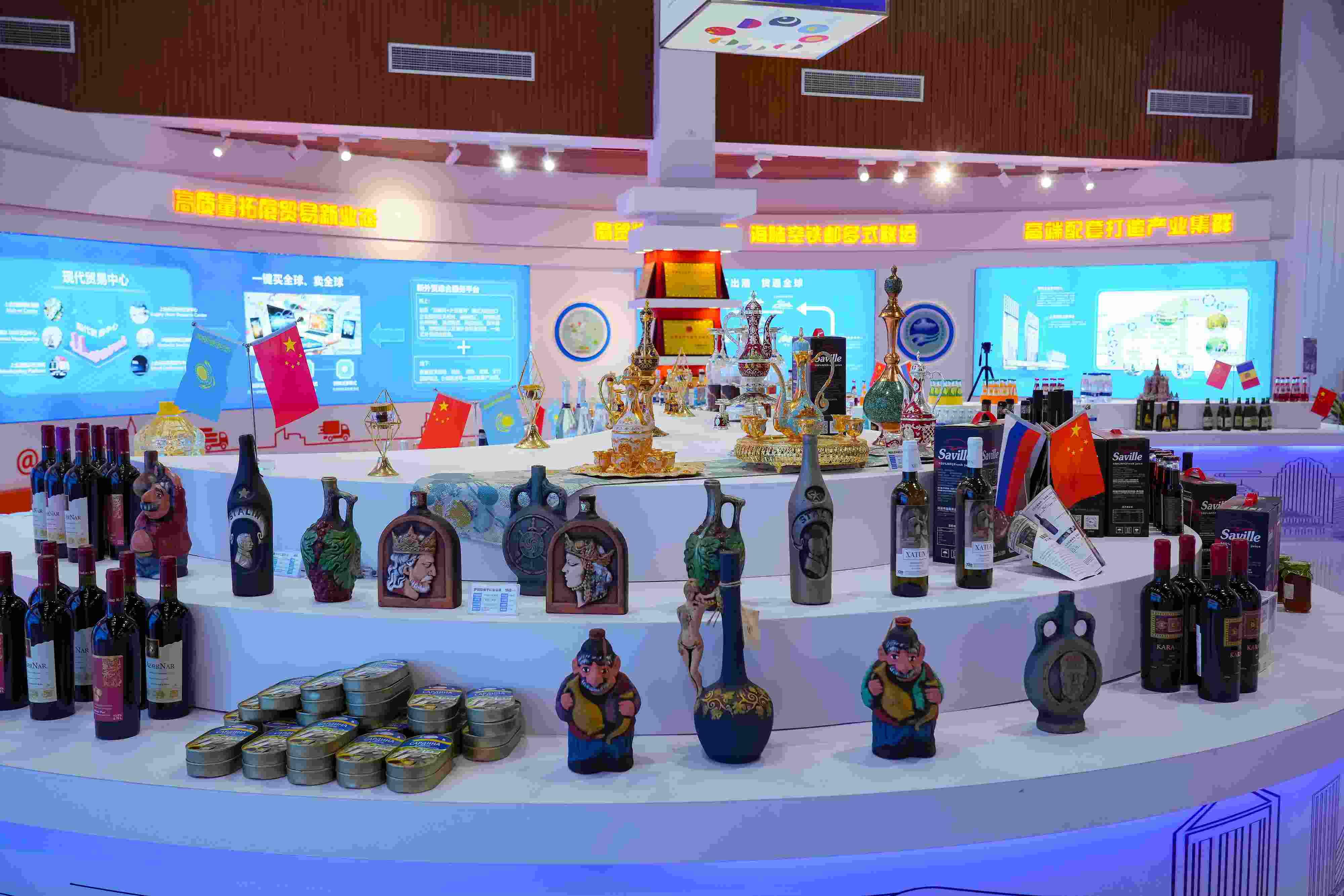 2022年10月19日，青島，上合示范區(qū)展出的上合組織國家特色商品。