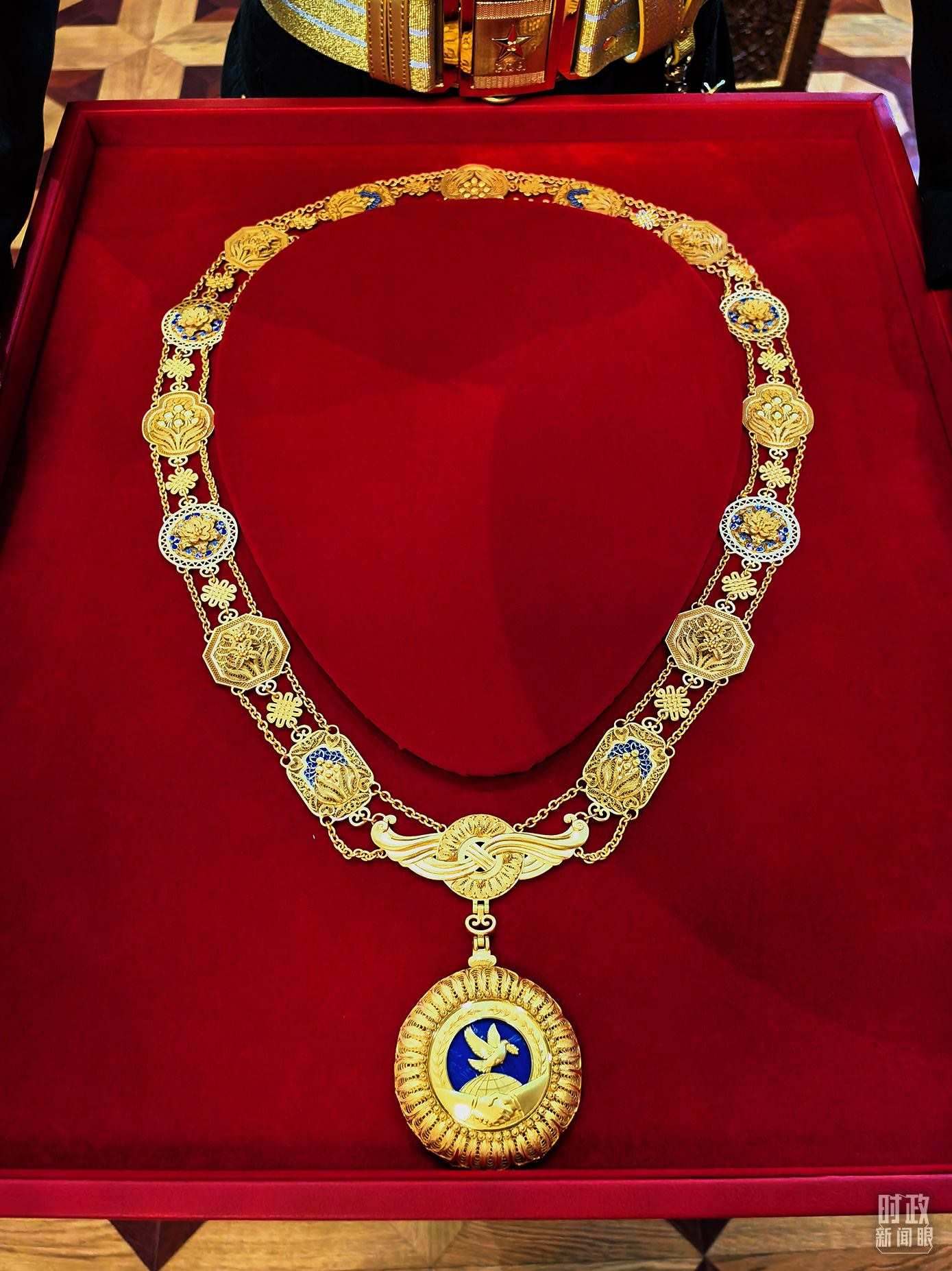 △中華人民共和國“友誼勛章”。（總臺央視記者范學禹拍攝）