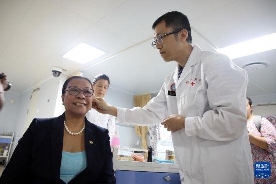 7月5日，塞舌爾衛(wèi)生部長維多在中國海軍“和平方舟”號醫(yī)院船上體驗中醫(yī)。新華社發(fā)（劉志磊 攝）