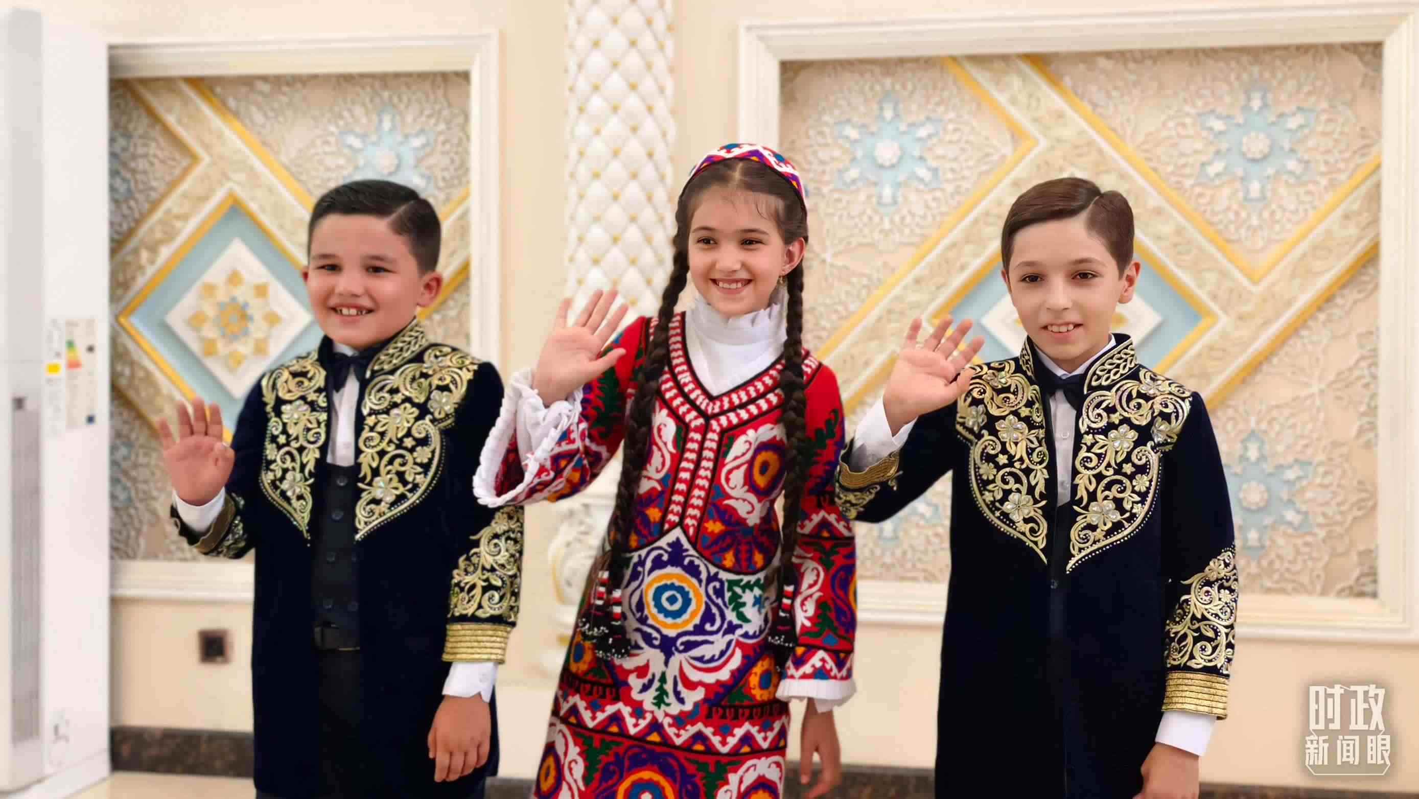 △在機場迎接習主席的塔吉克斯坦少年。（總臺央視記者韓銳拍攝）