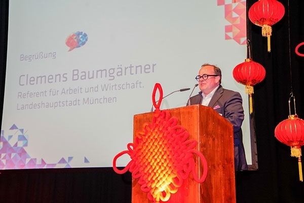 圖為鮑姆蓋特納在致辭。（駐慕尼黑總領(lǐng)館提供）
