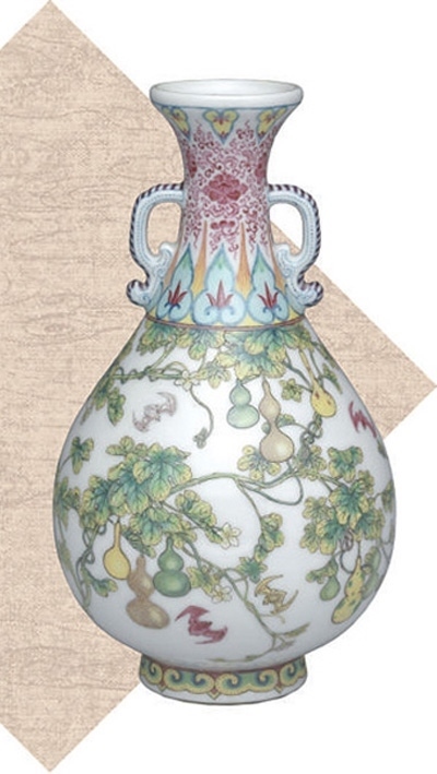 清代瓷胎畫琺瑯福壽連綿雙耳瓶。臺北故宮博物院藏