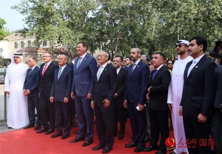 上合組織秘書長及成員國駐華使節(jié)參加活動(dòng)。人民網(wǎng) 俄布拉依·對(duì)山攝