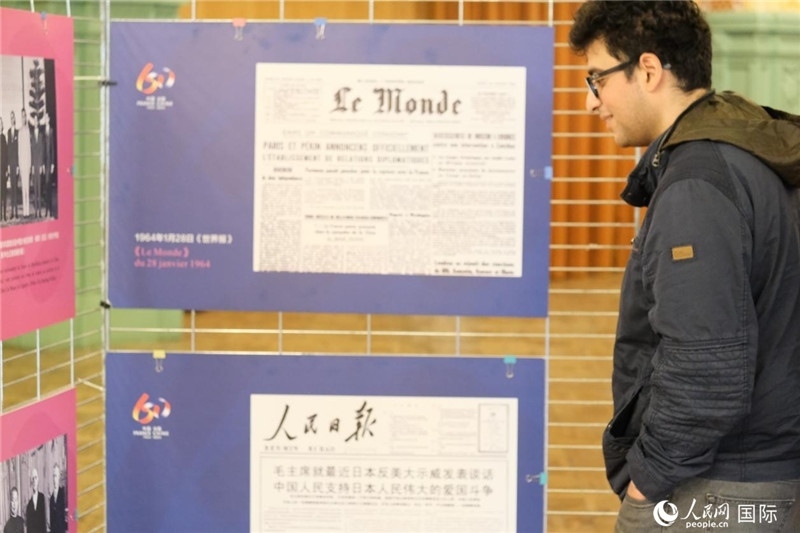 蒙達(dá)爾紀(jì)市民駐足“中法建交六十周年”圖片展。人民網(wǎng)記者 于超凡攝