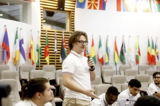 7月8日，美國(guó)中田納西州立大學(xué)大一學(xué)生雅克布·揚(yáng)在共譜華美和音交流營(yíng)上分享。新華社發(fā)