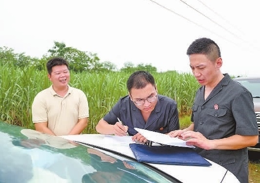 圖③：清塘后，執(zhí)行干警與某農場負責人確認魚塘交付情況。