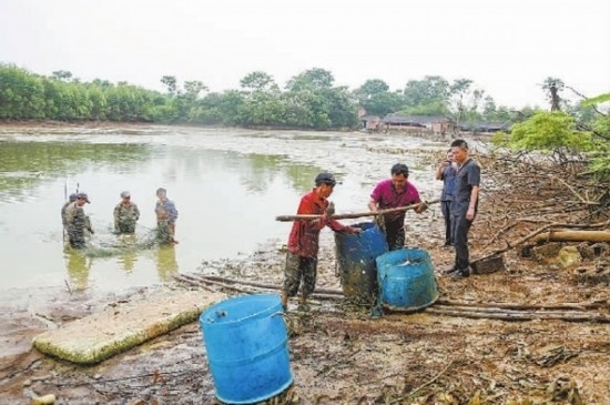 圖②：執(zhí)行干警督促凌某捕魚清塘。