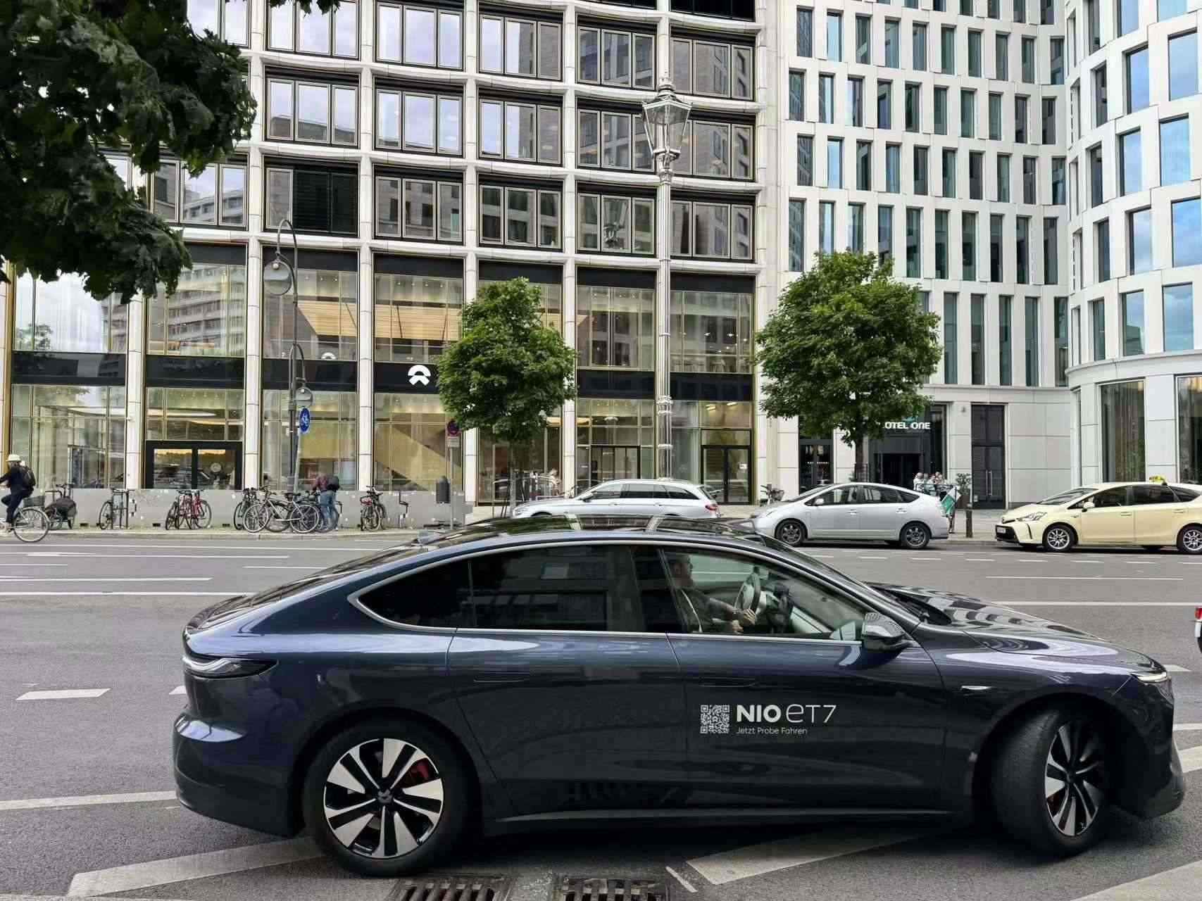 消費(fèi)者在蔚來柏林智能駕駛中心前試駕電動(dòng)汽車。 人民網(wǎng)記者 李強(qiáng)攝