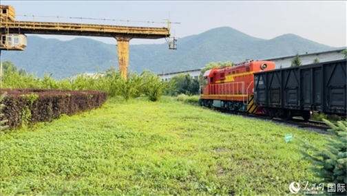 通鋼產品通過鐵路運輸出場。人民網 謝瑩攝