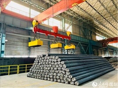 通鋼產品正在裝車。人民網 謝瑩攝