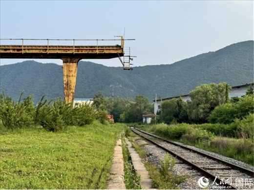 通鋼產品通過鐵路運輸出場。人民網 謝瑩攝