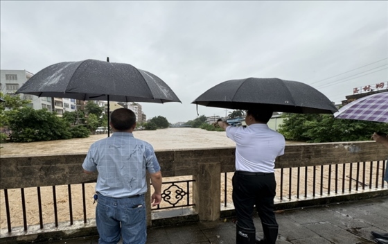 工作組在防汛一線開展工作。受訪者供圖