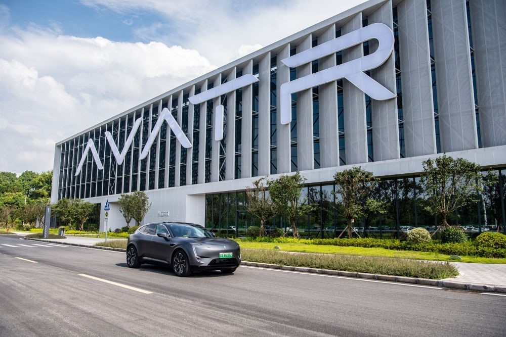 一輛新能源汽車在重慶市江北區(qū)行駛（2023年7月20日攝）。新華社記者 唐奕 攝