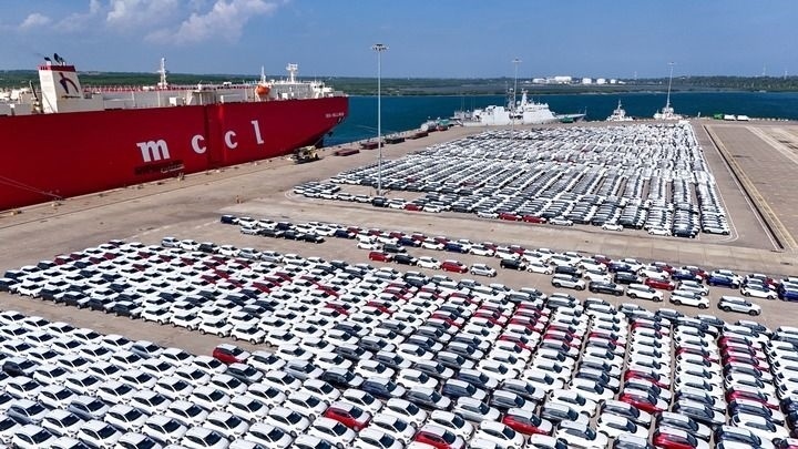 這是2024年3月28日拍攝的斯里蘭卡漢班托塔港（無人機(jī)照片）。漢班托塔港是中斯共建“一帶一路”重點合作項目，位于斯里蘭卡南端，是一座綜合性人工深水海港，許多往來亞洲、歐洲、非洲的貨船在此經(jīng)過。新華社記者 徐欽 攝