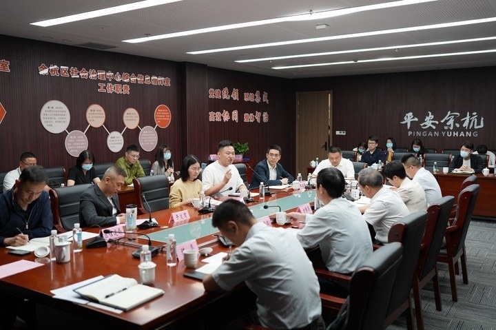 由浙江省信訪局和相關(guān)部門負(fù)責(zé)人組成的下訪團(tuán)在杭州市余杭區(qū)社會(huì)治理中心接待來訪群眾。新華社記者 翁忻旸 攝