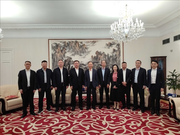 中國駐瑞典大使崔愛民（左五）會(huì)見中國中鐵股份有限公司總裁陳文健一行并合影。中國駐瑞典大使館供圖