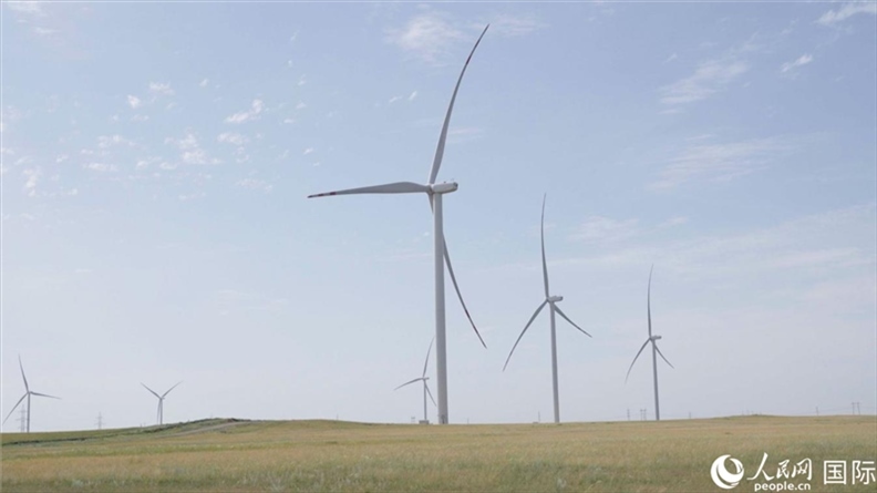 阿克莫拉州風(fēng)電項(xiàng)目群風(fēng)機(jī)。 人民網(wǎng)記者 葛泰佚攝