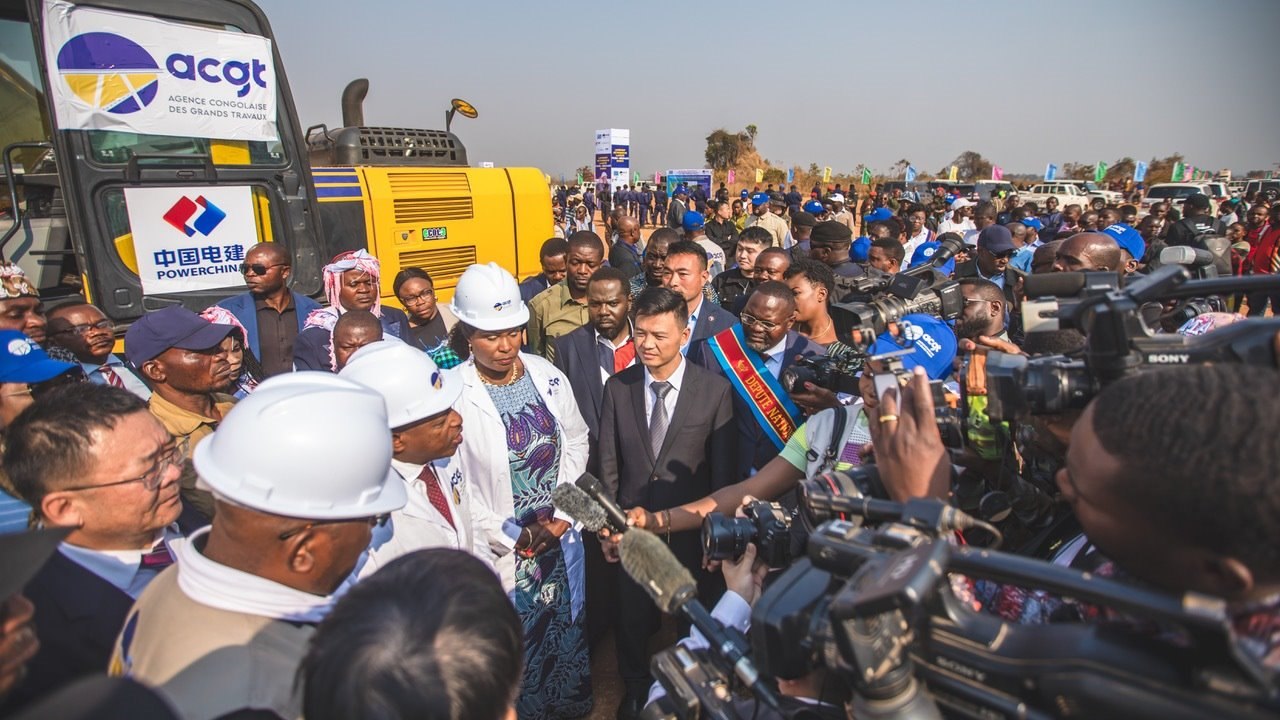 剛果（金）當地媒體采訪出席開工儀式的有關負責人。中鐵資源集團供圖
