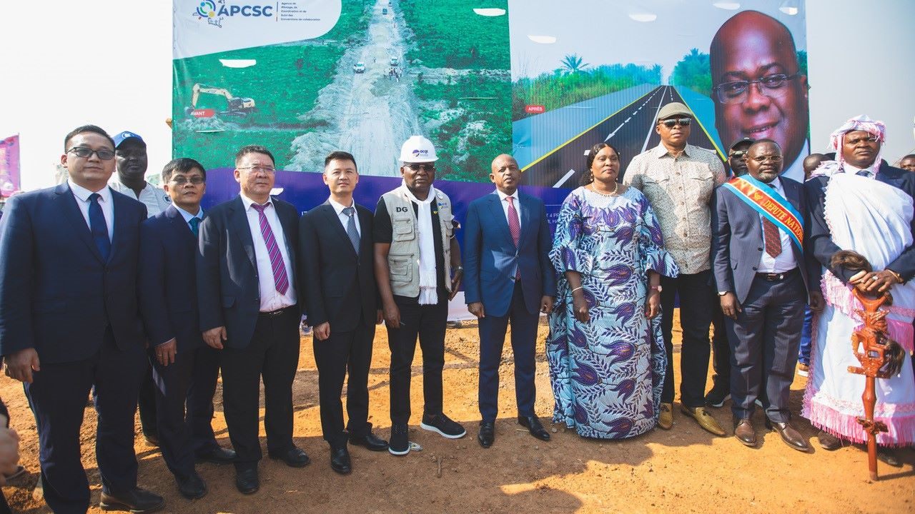 剛果（金）政府代表與中方企業(yè)代表出席開工儀式。中鐵資源集團供圖