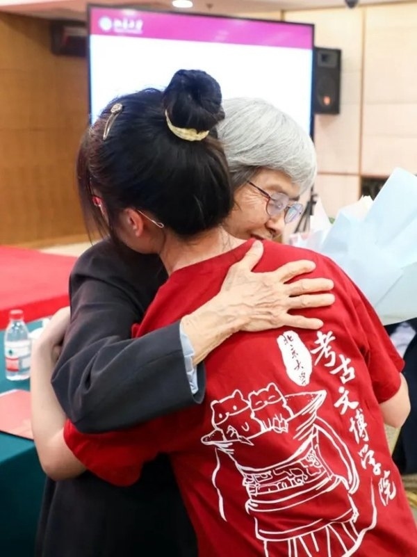 2023年，在校友向母校捐贈儀式上，鐘芳蓉與樊錦詩擁抱。校方供圖