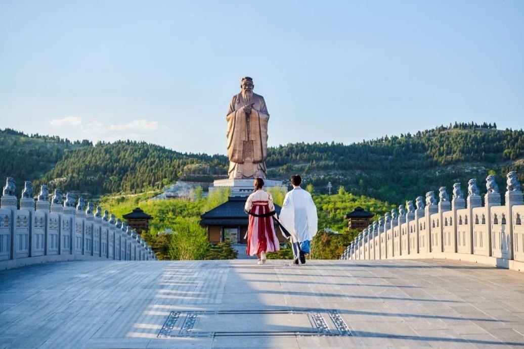 游客漫步尼山圣境領略古脈綿長。人民網(wǎng) 喬姝攝