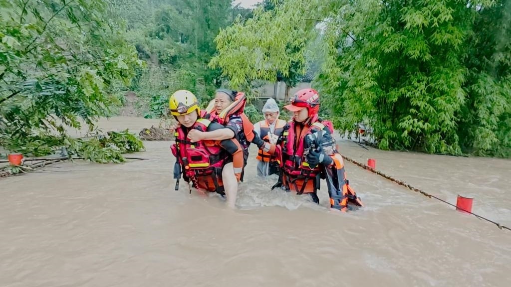 在忠縣，救援人員正在轉(zhuǎn)移受災(zāi)群眾。新華社發(fā)