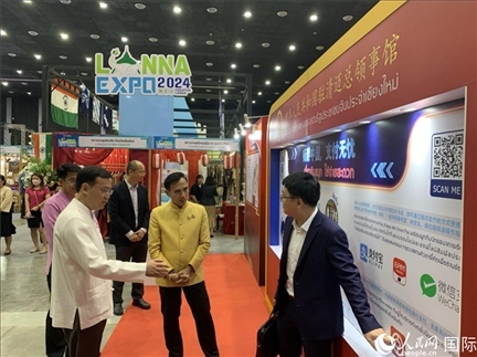 7月9日，中國駐清邁總領(lǐng)事陳海平與清邁副府尹威拉蓬等共同參觀以“暢游中國、支付無憂”為主題的中國展位。人民網(wǎng)記者章念生攝