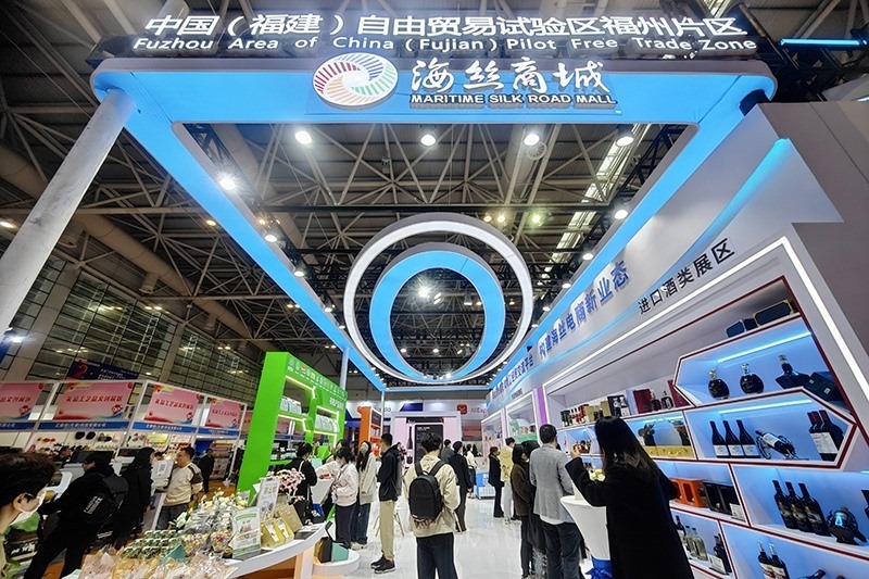 2024年3月18日，第四屆中國跨境電商交易會在福建福州開幕。展會聚焦“鏈接跨境全流域 共建電商新生態(tài)”，集聚全國80余個外貿(mào)產(chǎn)業(yè)帶的上千家供應(yīng)鏈企業(yè)。