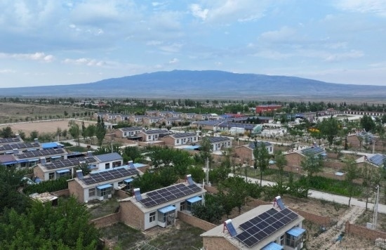 紅寺堡區(qū)新集村屋頂上的光伏板。新華社發(fā)（康國(guó)慶 攝）