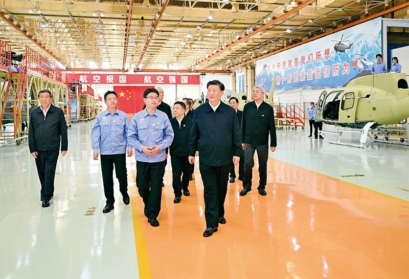2023年10月10日至13日，中共中央總書記、國家主席、中央軍委主席習近平在江西考察。這是11日上午，習近平在景德鎮(zhèn)市昌河飛機工業(yè)（集團）有限公司考察。 新華社記者 燕雁/攝