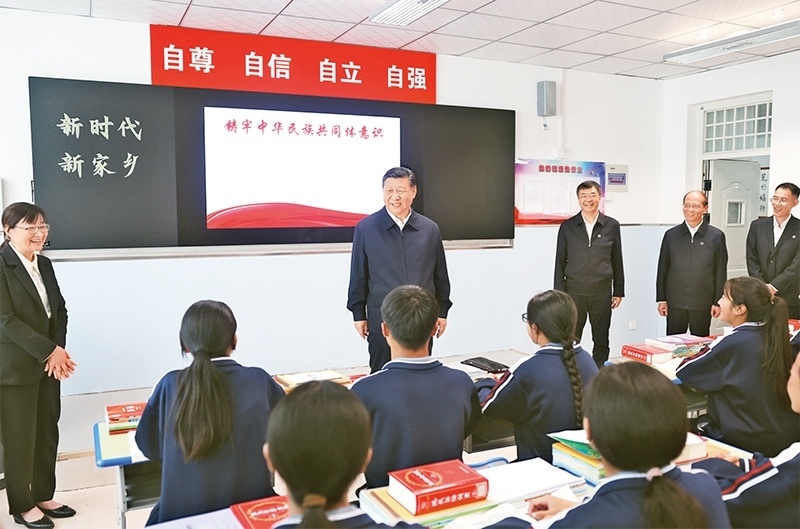 2024年6月18日至19日，中共中央總書記、國家主席、中央軍委主席習近平在青?？疾臁＿@是18日下午，習近平在果洛西寧民族中學高一（1）班觀摩“新時代、新家鄉(xiāng)”主題思政課。 新華社記者 鞠鵬/攝