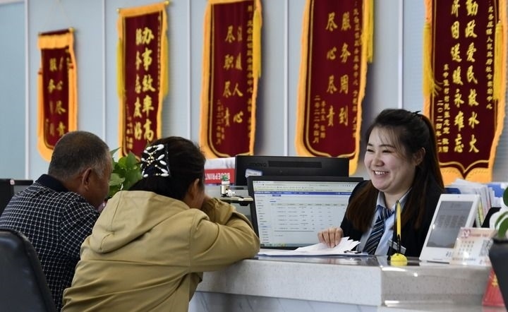 2024年3月25日，北京市大興區(qū)龐各莊鎮(zhèn)政務(wù)服務(wù)中心的工作人員耐心為群眾解答問(wèn)題。大興區(qū)龐各莊鎮(zhèn)政務(wù)服務(wù)中心用“最多跑一次”的工作理念為企業(yè)和群眾提供了便利化、精準(zhǔn)化、個(gè)性化的衍生服務(wù)。新華社記者 李欣 攝