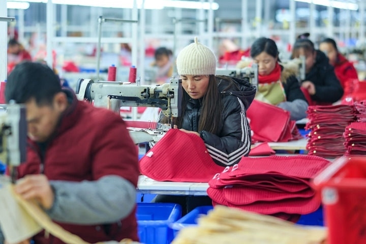 2024年1月18日，社區(qū)居民在紅安社區(qū)的鄉(xiāng)村振興就業(yè)車(chē)間工作。紅安社區(qū)是由易地搬遷安置區(qū)單獨(dú)成立的新社區(qū)，位于湖南省湘西土家族苗族自治州鳳凰縣禾庫(kù)鎮(zhèn)。新華社記者 張鋮 攝