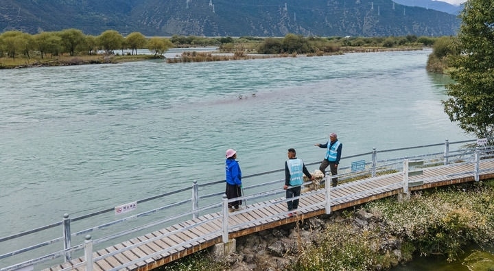 西藏雅尼國(guó)家濕地公園管護(hù)員在巡護(hù)途中小憩（無(wú)人機(jī)照片，2023年9月8日攝）。新華社記者 丁增尼達(dá) 攝