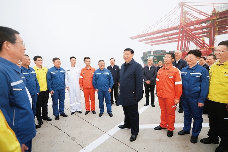 2024年5月22日至24日，中共中央總書記、國家主席、中央軍委主席習近平在山東考察。這是22日下午，習近平在日照港親切慰問港口科技工作者、運營人員、航運人員。 新華社記者 鞠鵬/攝