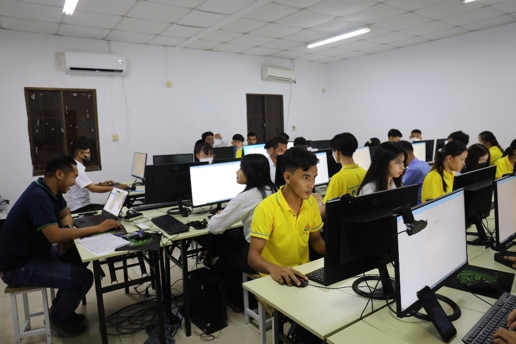 圖為西哈努克港工商學院的學生正在上課。西港特區(qū)公司供圖