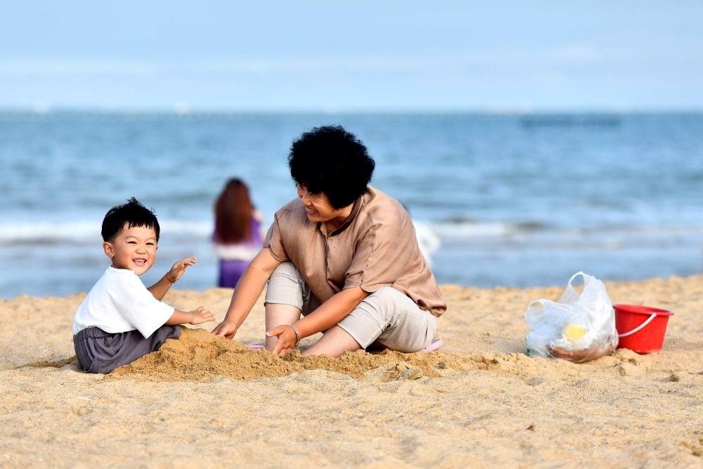 △山東日照陽(yáng)光海岸綠道沙灘一角。近年來(lái)，日照還海于民、還景于民，在保留松林、沙灘、礁石和濕地資源的基礎(chǔ)上，修復(fù)整治生態(tài)岸線(xiàn)，打造出一條長(zhǎng)約28公里的陽(yáng)光海岸綠道，吸引眾多市民游客度假休閑。